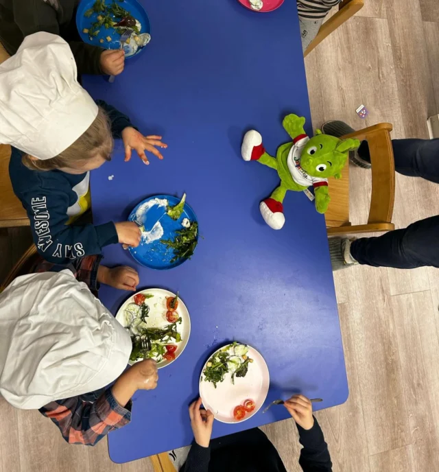 In der #kitatrompitas  haben wir einen leckeren und gesunden Salat mit Jolinchen zubereitet und natürlich auch gegessen😄