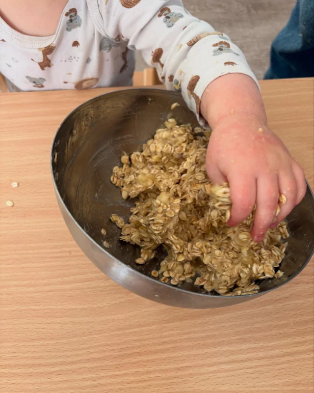 Aktivierung der Sinne in der #kitatrompitas mit selbstgemachten Haferflockenkeksen und Knete☺️ Die Kinder hatten Spaß!😄