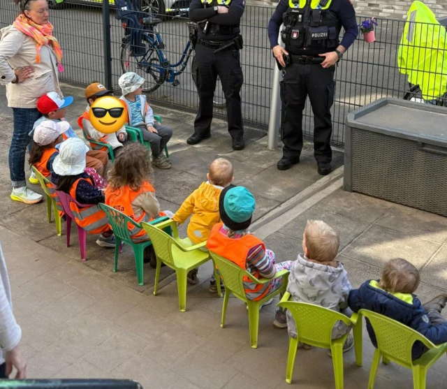 Die Polizei hat uns in der #kitatrompitas besucht! 🚔 Sehr aufregend!🙂😀